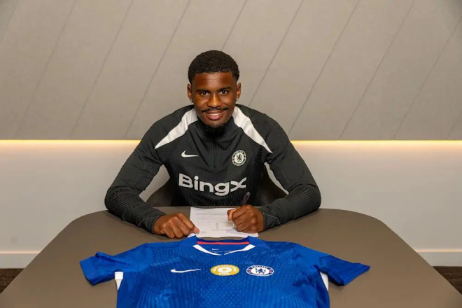 Jorrel-Hato-signs-his-Chelsea-contract..jpg