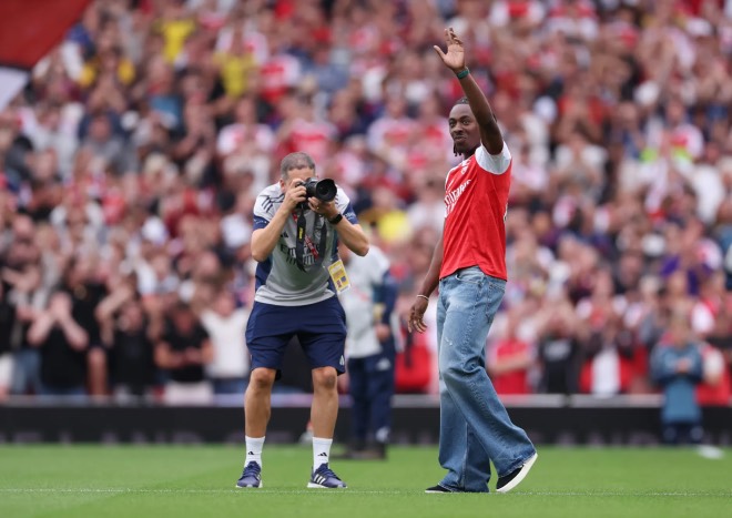 eberechi-eze-presented-fans-prior-1017992602.jpg