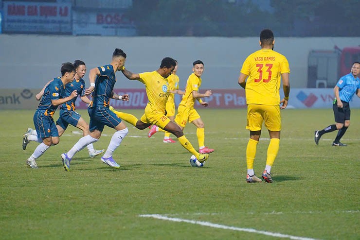 Video-bong-da-Thanh-Hoa---HAGL-So-ke-cang-thang-co-hoi-lien-tiep-V-League-video-thanh-h--a-vs-hagl-743-copy-1741521617-881-width740height494