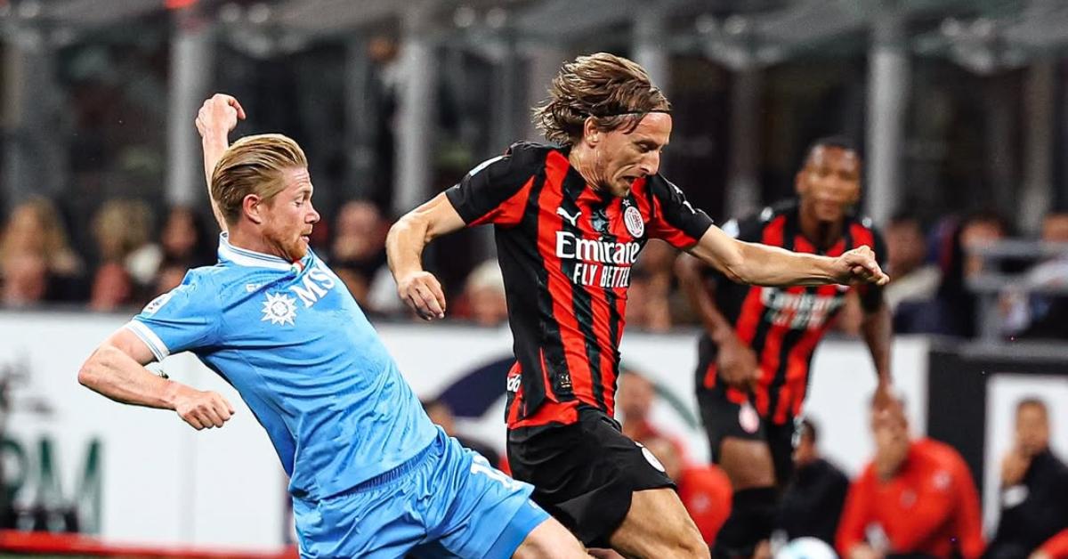 Luka-Modric-dan-Kevin-De-Bruyne-berbut-bola-pada-laga-Liga-Italia-20252026