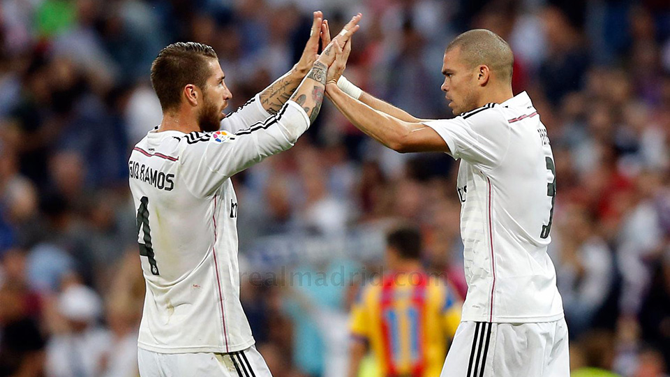 Pepe và Ramos: Hai tuyển thủ nổi tiếng như Pepe và Ramos đã sẵn sàng để thổi bay đối thủ và mang về chiến thắng. Hãy xem họ làm điều đó với sự tinh tế và đầy cảm hứng trong bức ảnh này!