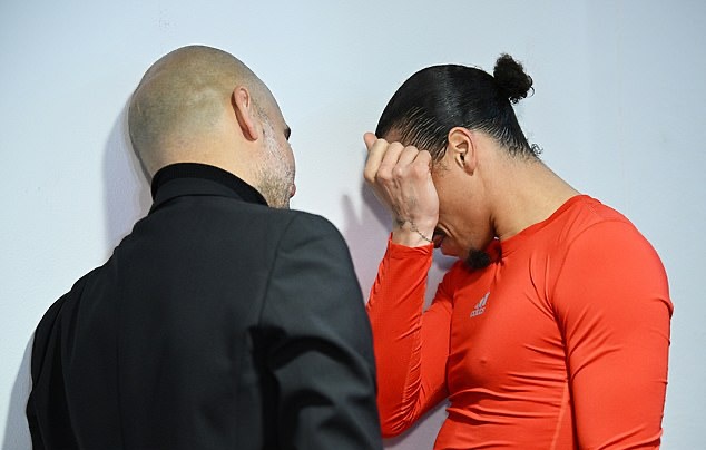 Pep Guardiola kiểm tra môi Sane sau khi bị đấm