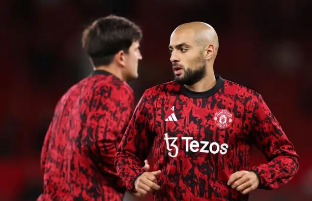 Ten Hag giải thích lý do để Amrabat đá trái sở trường