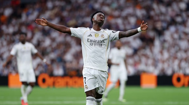 Vinicius ném chai nước xuống đường biên khi bị Xabi thay ra