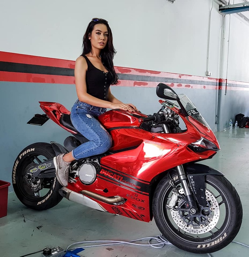 Ngắm Nữ Biker Xinh đẹp Cưỡi Ducati Thách Thức Lamborghini