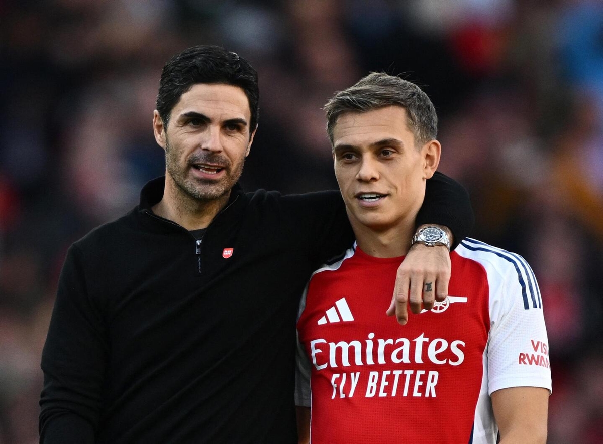 Leandro Trossard Mikel Arteta 01