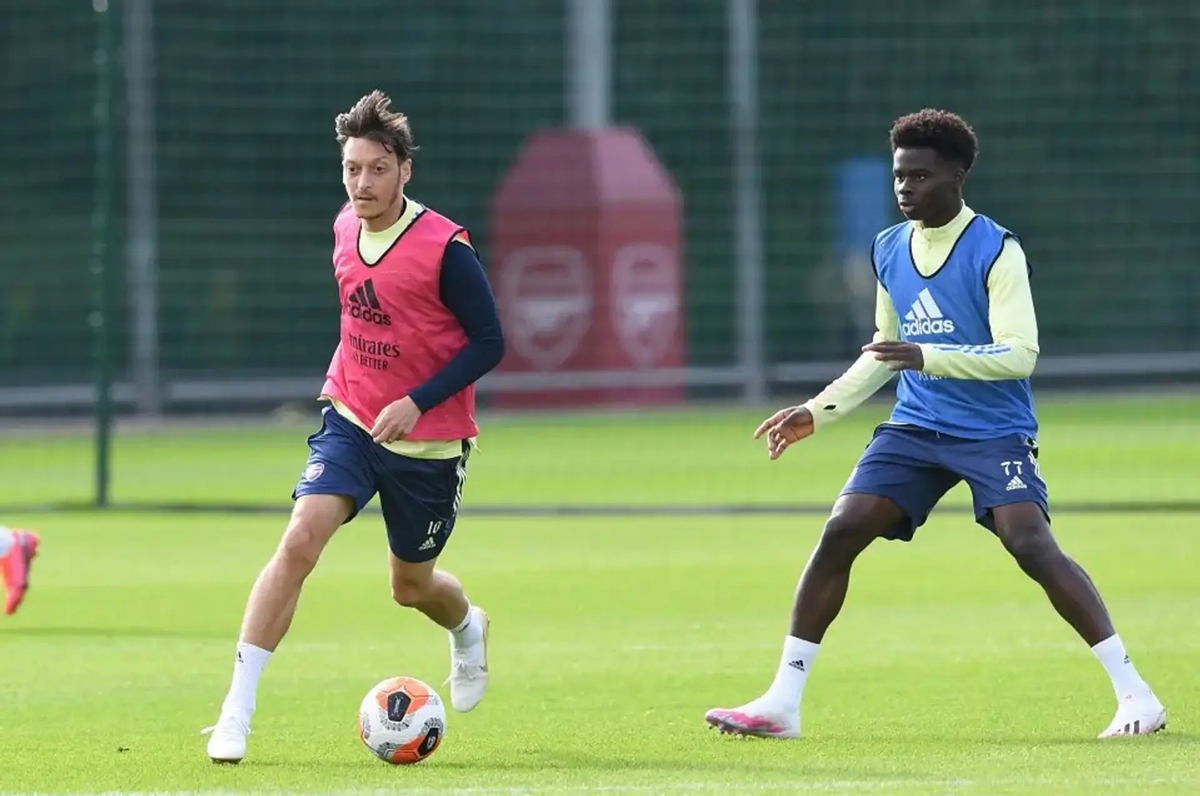 Bukayo Saka Mesut Ozil 01
