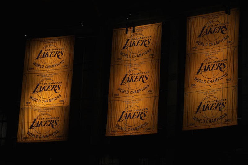 LA-Lakers-Title-Banners
