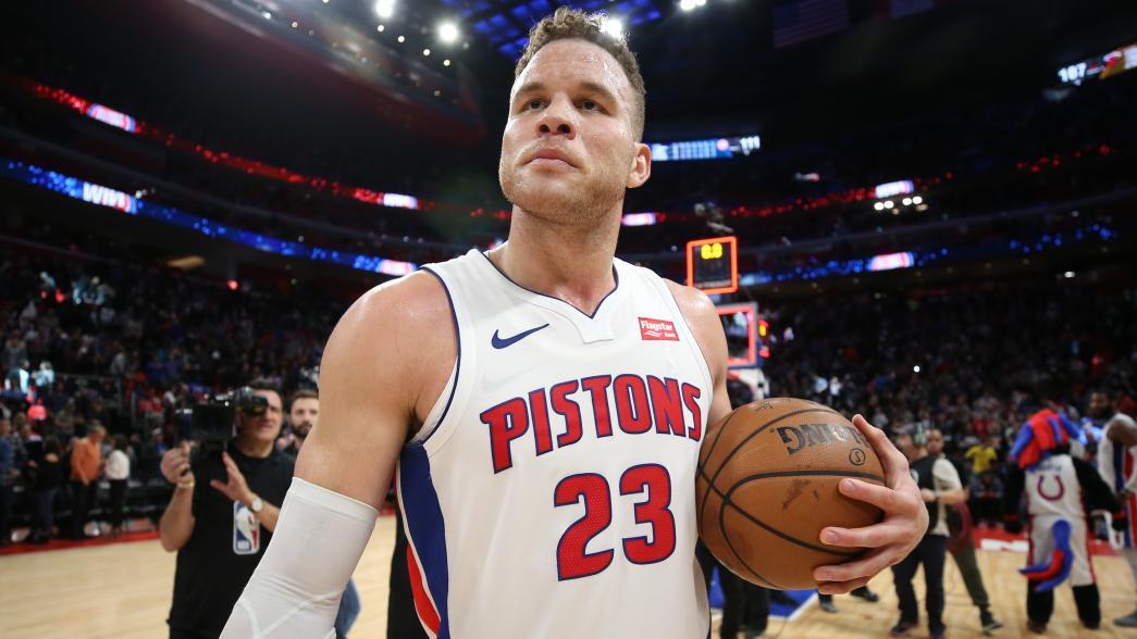 blake-griffin-holds-ball-pistons
