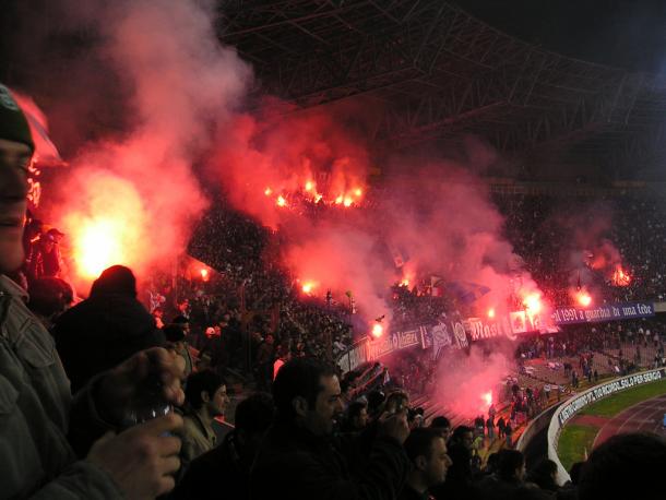 soccer-fans-lighting-flar