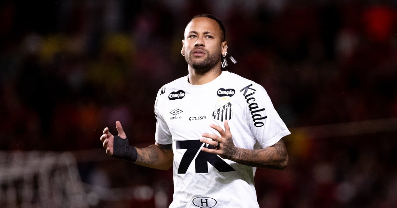 Neymar-at-OM-the-club-comes-out-of-silence