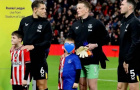 Pickford xúc động trở lại Sunderland, cùng con trai khoe áo đặc biệt