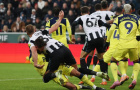 Newcastle hưởng phạt đền đầy tranh cãi trước Tottenham
