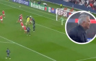 CĐV bái phục Mourinho khi thủ môn ghi bàn phút 98