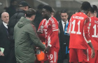 Alphonso Davies bật khóc rời sân trong ngày Bayern Munich đại thắng