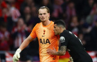 Pedro Porro an ủi thủ môn Tottenham sau thảm họa phút 17