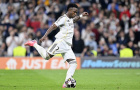 Hỏng phạt đền, Vinicius nhận phản ứng bất ngờ từ sân Bernabeu