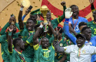 Thách thức CAF, Senegal mang cúp AFCON đến Paris diễu hành