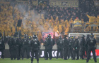Ultras đốt cờ và ném pháo sáng làm loạn Bundesliga 2