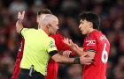 Trò hề từ trọng tài đẩy hàng thủ Man Utd vào cơn bĩ cực
