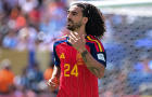 Cucurella cho người đưa thư đeo thử huy chương vàng World Cup