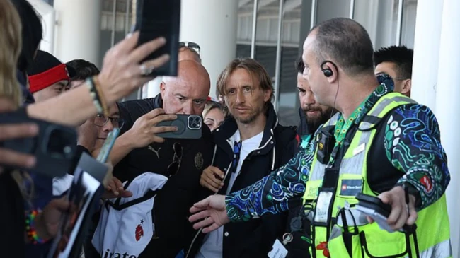 CĐV vây kín Luka Modric khi AC Milan đổ bộ xuống Australia