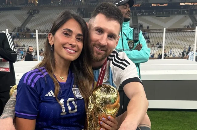 Bà xã Messi khoe dáng bikini, bạn gái Ronaldo vào thả tim