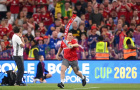 Trận MU và Leeds khép lại sớm do fan tràn xuống sân