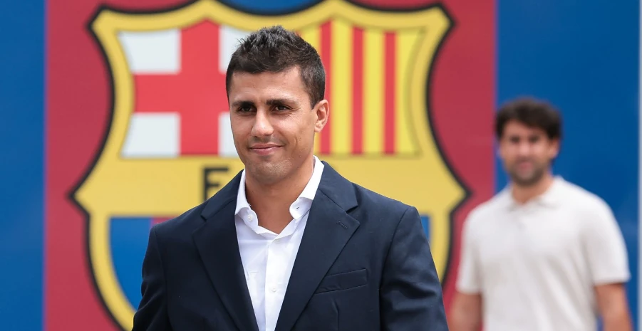 Vì sao Real Madrid vuột mất Rodri vào tay Barcelona?