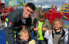 Phil Foden gây sốt khi đưa gia đình đi nghỉ mát bình dân