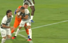 Cựu sao Arsenal Leandro Trossard bị tát ngay trên sân cỏ