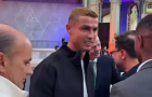 Ronaldo gây chú ý với biểu cảm 'khó ở' khi chạm mặt Chủ tịch FIFA Infantino