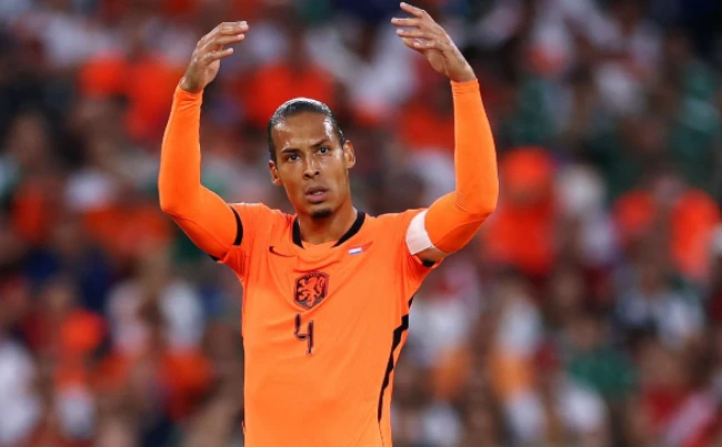Xavi tiết lộ cuộc đối thoại đầu tiên với Virgil van Dijk