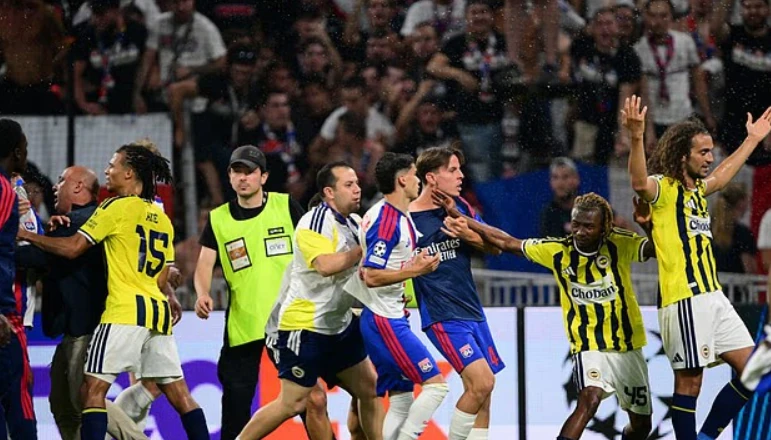Guendouzi giơ ngón tay giữa, châm ngòi hỗn chiến ở Champions League