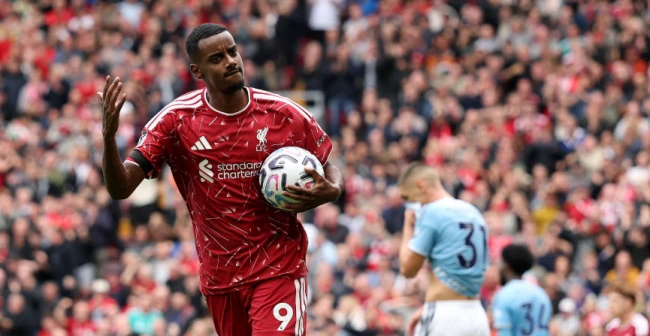 HLV Iraola và bài toán kết nối Alexander Isak vào Liverpool