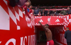 CĐV Liverpool gây phẫn nộ vì cướp áo đấu từ tay trẻ em