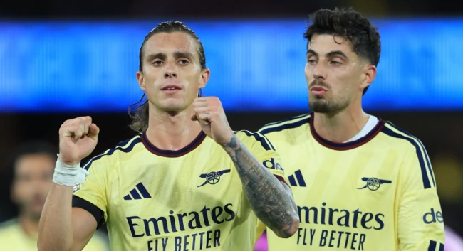 Riccardo Calafiori khiến Neville, Carragher trầm trồ