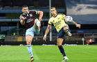 John McGinn thoát thẻ phạt sau cú sút trúng mặt Calafiori