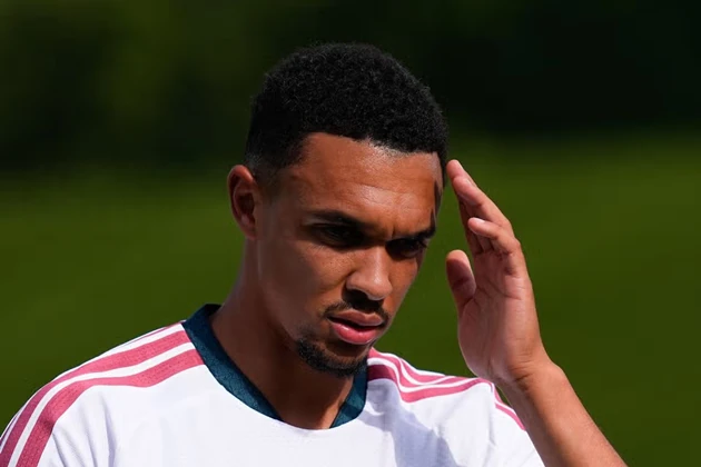 Mourinho hé lộ lý do chọn Trent thay Dumfries