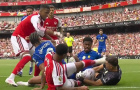 Gabriel thoát thẻ đỏ dù đá vào mặt Martinez tại Emirates