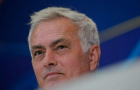 Mourinho thích thú nhận quà vòi phun nước trước trận gặp Inter