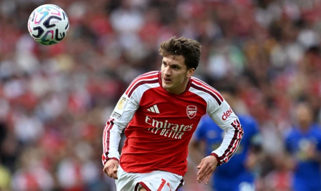 'Vũ khí chéo sân' của Christos Tzolis nâng cấp hàng công Arsenal