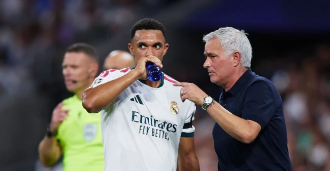 Mourinho khen ngợi Alexander-Arnold trong vai trò tiền vệ