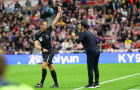 Cố ôm trọng tài bất thành, Mikel Arteta nhận thẻ vàng hài hước