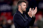 Neville nhắn Carrick dừng bào chữa sau trận thua Man City