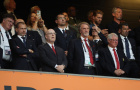 Fan MU biểu tình dữ dội, Ratcliffe phải lén vào Old Trafford