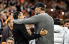 Klopp ôm Xavi ngày ra mắt bóng đá quốc tế