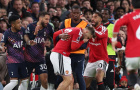 De Zerbi hôn Bentancur sau thẻ đỏ trước Man Utd