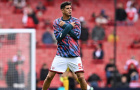 Hincapie rời sân trên cáng sau trận thắng của Arsenal