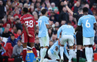 Gravenberch bị treo giò mấy trận sau thẻ đỏ trước Man City?